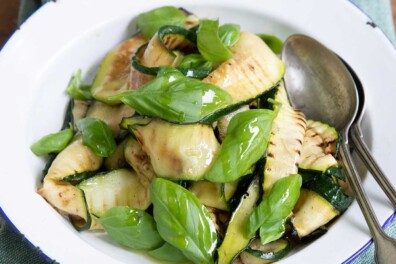Gegrilde courgettesalade met basilicum uit eigen tuin
