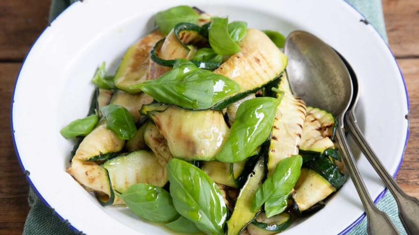 Gegrilde courgettesalade met basilicum uit eigen tuin