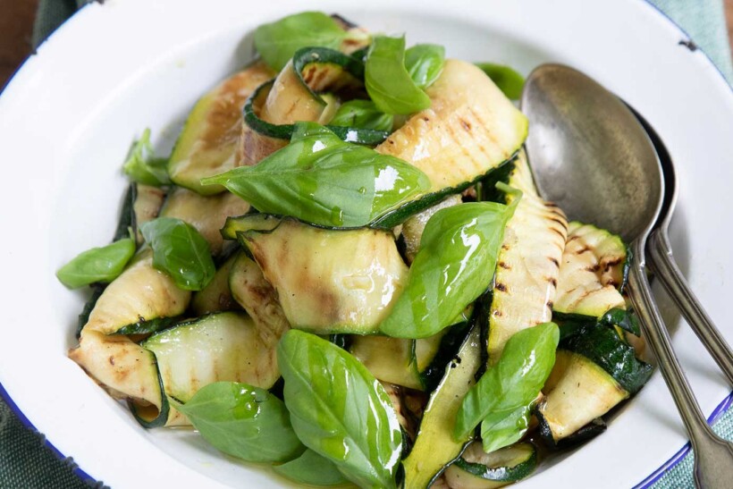 Gegrilde courgettesalade met basilicum uit eigen tuin