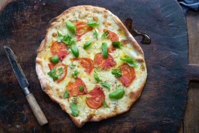 Pizza maken met mozzarella, blauwschimmelkaas en basilicum