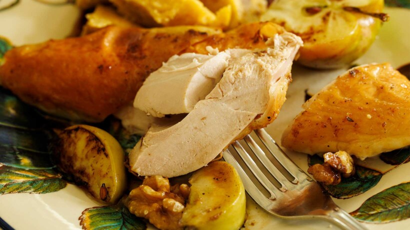 Kip met gedroogde pruimen en tijm uit de oven