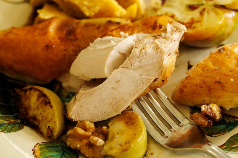 Kip met gedroogde pruimen en tijm uit de oven