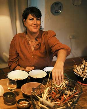 Yvette van Boven aan het koken met bonen.