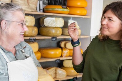 Influencer Olga Sprangers kijkt en proeft bij boerderijwinkels