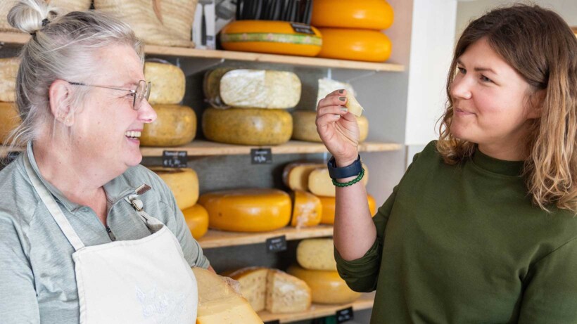 Influencer Olga Sprangers kijkt en proeft bij boerderijwinkels