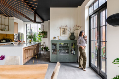 Binnenkijken: mansardewoning uit 1911 met kleur, kunst en sfeer