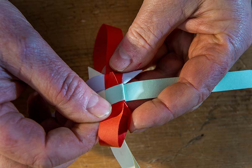 papieren stroken vouwen tot kerstster 
