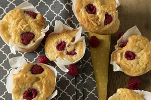 paasbrunch recept: zoete muffins met frambozen en witte chocolade